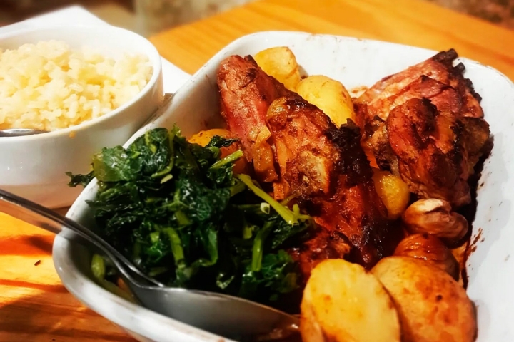 O cabrito assado no forno O cabrito assado no forno