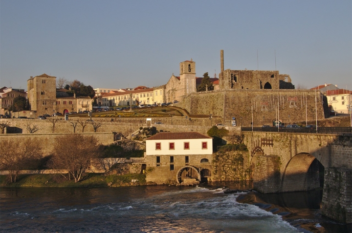 Ponte medieval sobre o rio Cávado, ruínas do Palácio do Conde de Barcelos e a Igreja de Santa Maria Maior, ao fundo.  Foto: Istockphoto. Ponte medieval sobre o rio Cávado, ruínas do Palácio do Conde de Barcelos e a Igreja de Santa Maria Maior, ao fundo.  Foto: Istockphoto.
