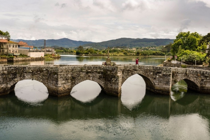 Às vezes os peregrinos aproveitam para se banhar por baixo da Ponte de la Ramallosa. Foto: Alfredo Cáliz. Às vezes os peregrinos aproveitam para se banhar por baixo da Ponte de la Ramallosa. Foto: Alfredo Cáliz.