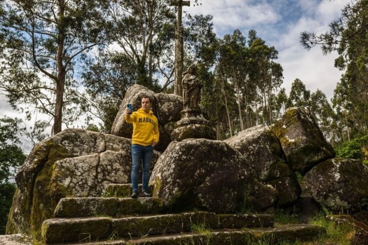 A lenda passa-se no Monte Santiaguiño, lugar onde o apóstolo terá pregado pela primeira vez. A lenda passa-se no Monte Santiaguiño, lugar onde o apóstolo terá pregado pela primeira vez.