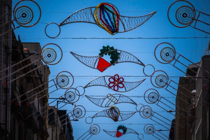 Martelo, alho porro, balão e manjerico são os acessórios indispensáveis à noite de São João  Martelo, alho porro, balão e manjerico são os acessórios indispensáveis à noite de São João