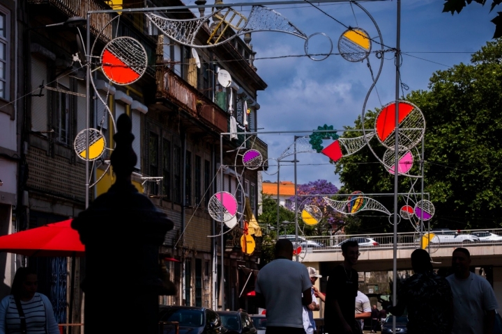 Vá de baile em baile, percorrendo as ruas do Porto Vá de baile em baile, percorrendo as ruas do Porto