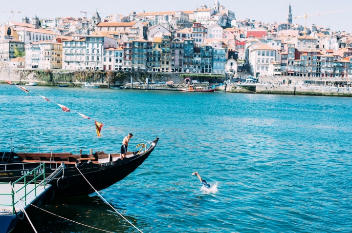 Faça a festa a partir do rio, a bordo de um barco com vista privilegiada sobre a cidade ©Ágata Xavier Faça a festa a partir do rio, a bordo de um barco com vista privilegiada sobre a cidade ©Ágata Xavier