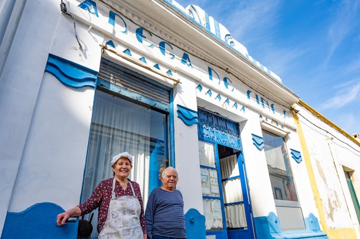 Edite e Luís, os donos da Adega de Sines (Foto: Sofia Costa) Edite e Luís, os donos da Adega de Sines (Foto: Sofia Costa)