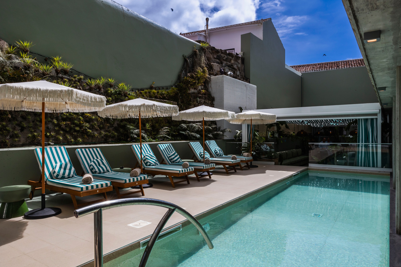 As piscinas interior e exterior são tratadas com sal