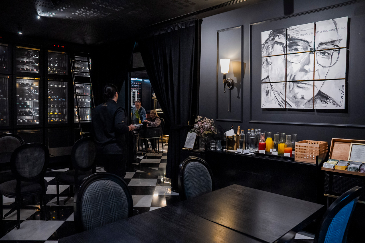 Um retrato de José Saramago assinado por Jorge Curval decora uma das salas do Blind