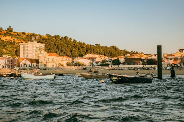 A praia da Trafaria é o cenário dos jantares do Trafaria na Brasa  A praia da Trafaria é o cenário dos jantares do Trafaria na Brasa