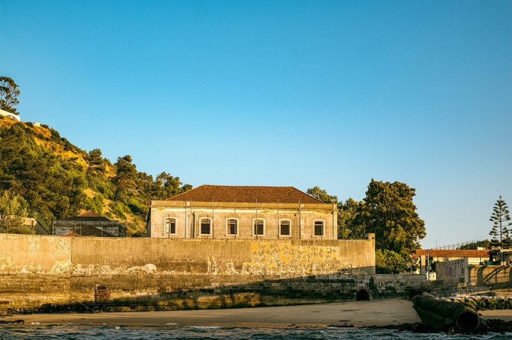 O presídio desativado limita a praia à direita O presídio desativado limita a praia à direita
