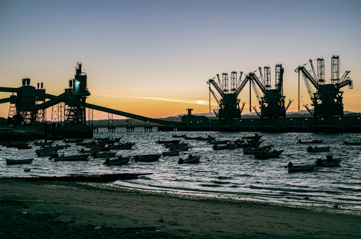 À esquerda, o lado industrial do porto num belo contraluz ao pôr-do-sol À esquerda, o lado industrial do porto num belo contraluz ao pôr-do-sol