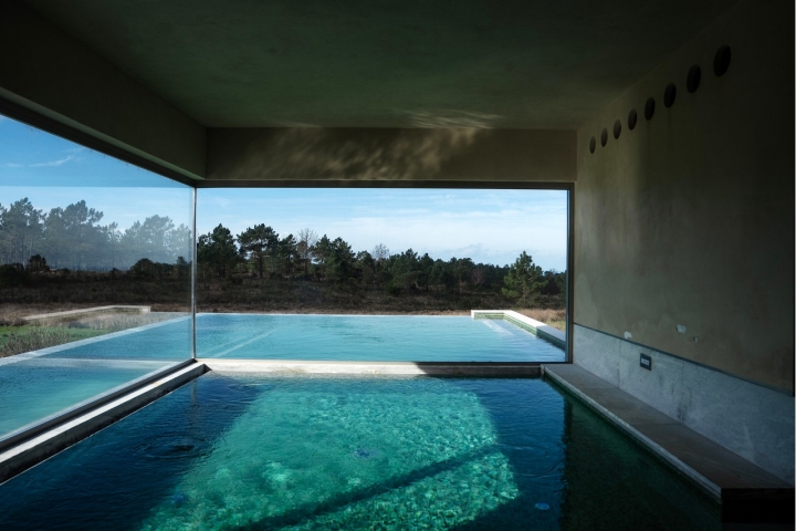 O hotel cinco estrelas conta com piscina interior e exterior