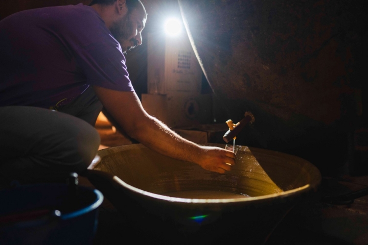 Os copos baixos e cilíndricos enchem-se com o vinho novo Os copos baixos e cilíndricos enchem-se com o vinho novo