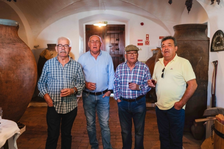 “Vila de Frades já não tem abades / Mas tem adegas que são catedrais”, canta o quarteto “Vila de Frades já não tem abades / Mas tem adegas que são catedrais”, canta o quarteto