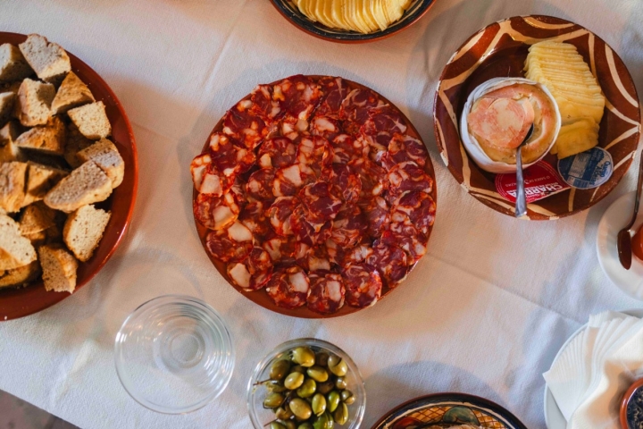 O vinho de talha é acompanhado por enchidos e queijos da região O vinho de talha é acompanhado por enchidos e queijos da região