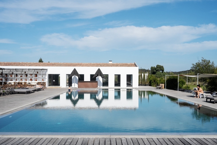 O Craveiral tem duas piscinas exteriores e uma interior, agora remodelada depois de um incêndio O Craveiral tem duas piscinas exteriores e uma interior, agora remodelada depois de um incêndio