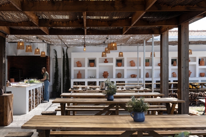 O restaurante, sala de pequenos-almoços e também pizzaria com forno a lenha O restaurante, sala de pequenos-almoços e também pizzaria com forno a lenha