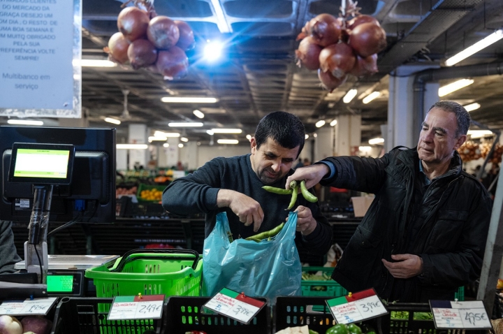 O chef Vítor Sobral às compras no Mercado da Graça, em Ponta Delgada. As favas farão parte do menu daquela noite. O chef Vítor Sobral às compras no Mercado da Graça, em Ponta Delgada. As favas farão parte do menu daquela noite.