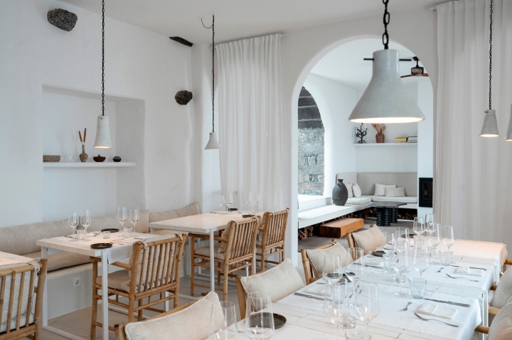 O pequeno restaurante Cardume, do hotel White, onde também é servido o pequeno-almoço, à la carte. O pequeno restaurante Cardume, do hotel White, onde também é servido o pequeno-almoço, à la carte.