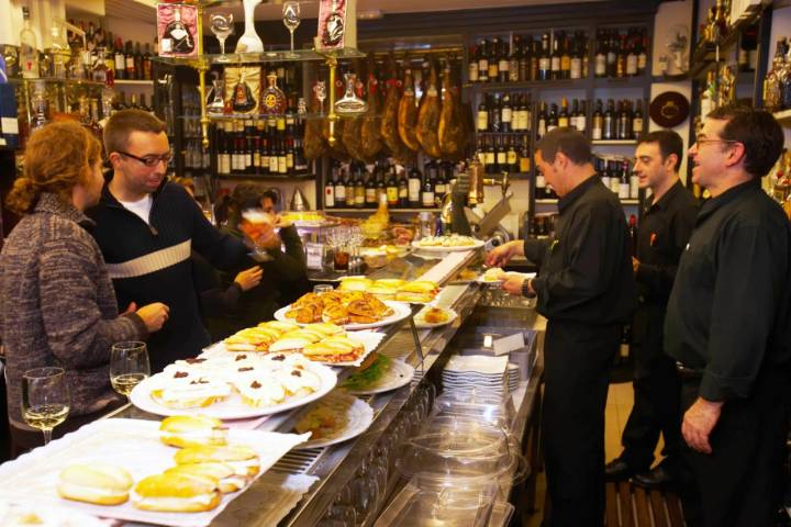 En el casco viejo hay más de 300 barras de pintxos.