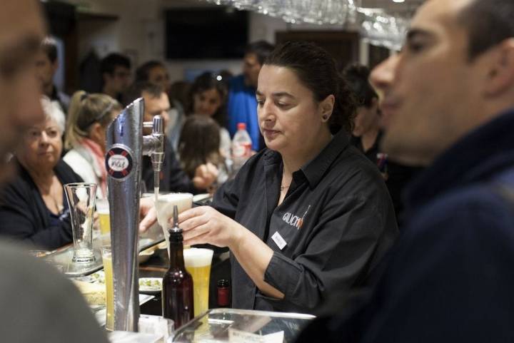 Marga atendiendo a los clientes.