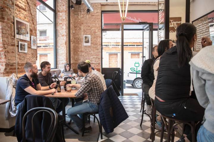 Ambiente del bar 'Palentino' en el barrio de Malasaña.