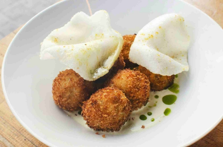 Buñuelos de pescado con curry verde. Bar Viriato