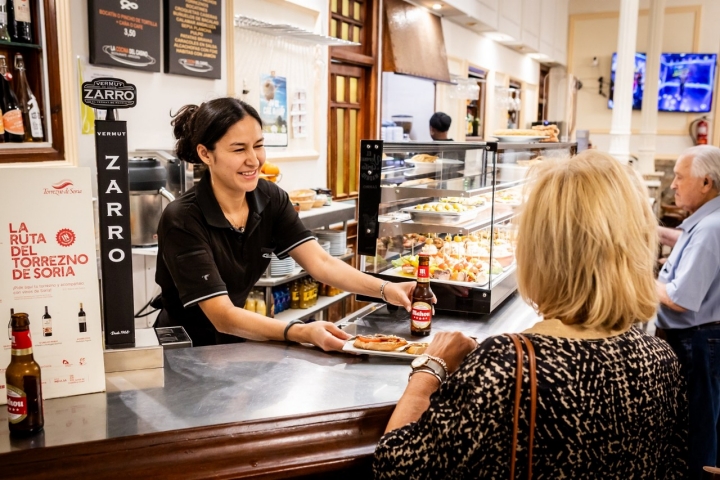 Tosta de salmuera y botellín en la barra del 'Casino'