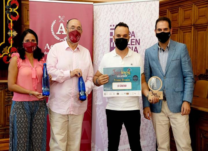 Gerali Rodríguez y Mikel Martínez, de la Academia de la Tapa y el Pintxo, junto al ganador y el alcalde de Palencia, Mario Simón. Foto: María Aizpuru