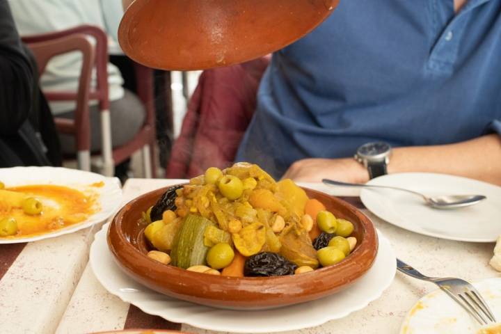 La Melilla más marroquí se sienta a la mesa.