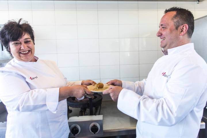 Tino Fernández y su mujer del restaurante 'Marvi', en Valencia.