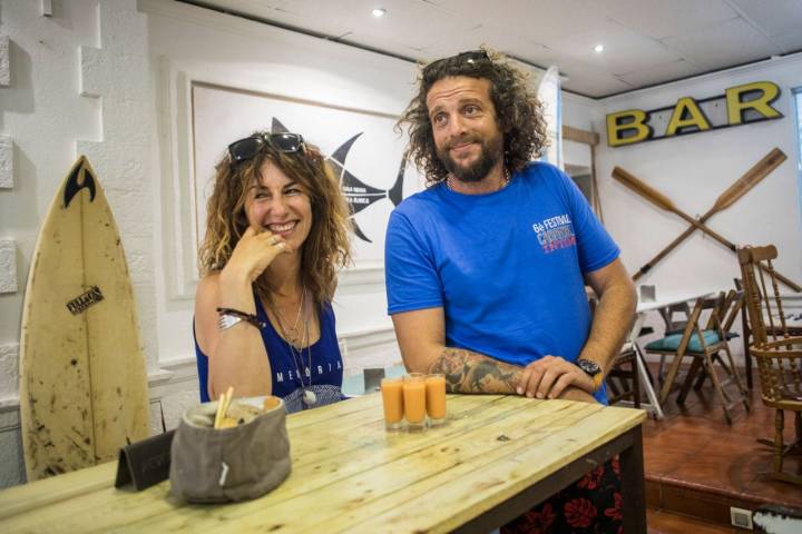 Javier Fortuny y Laia Llorca del bar 'La Paca' y bodega 'La Peseta'.