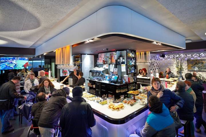 De pintxos en el Bar Puerta Grande, Plaza del Renacimiento, 1. Foto: Erredehierro, cedida por el Ayto. de Vitoria.