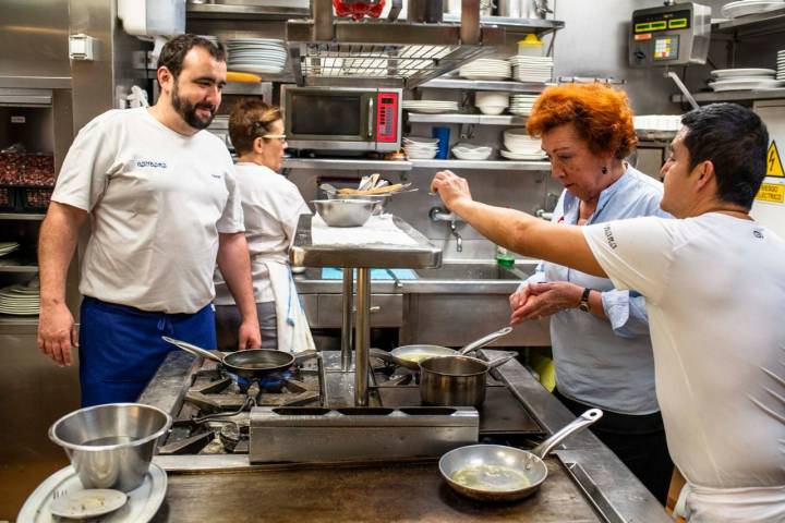 Amaia y su hijo Amaiur en la cocina, con parte de un personal que lleva muchos años.