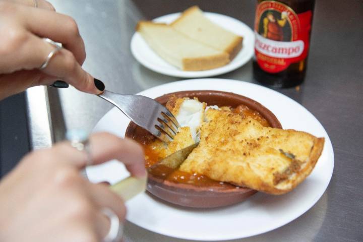 Tapeo Marbella: Paquito El Limpio (tapa de bacalao con tomate)