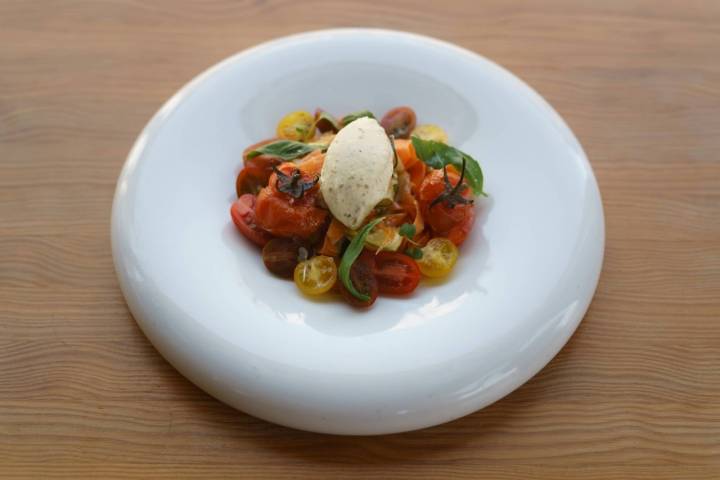 Verduras en escabeche 'thai' con helado de pesto y tomatitos confitados.