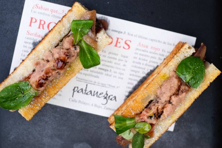 La tapa Nivel 3: atún rojo, lomo de sardina ahumada y 'tapenade' de anchoa.