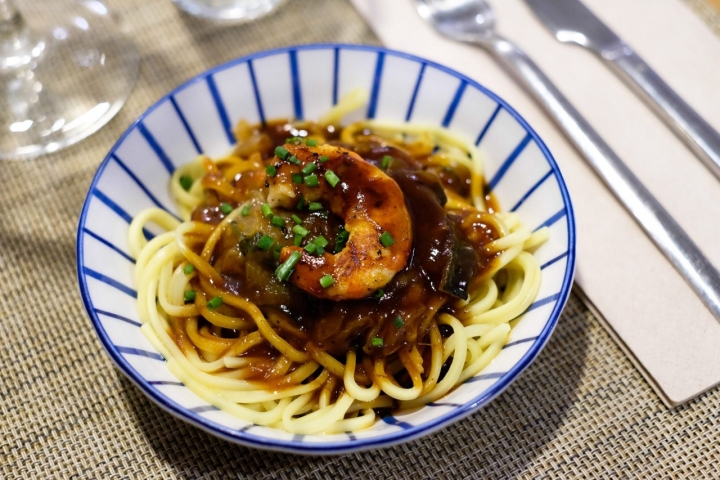 Fideos Udón con gambón, salsa de carrillera con ostra, jengibre y anís.