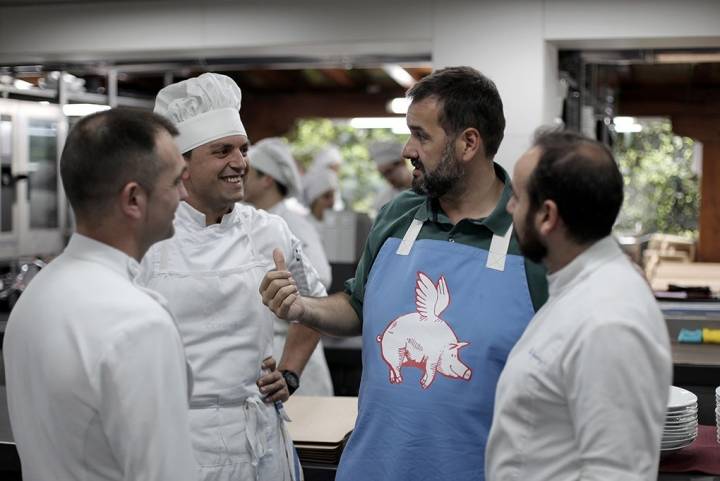 El cocinero, con su equipo.