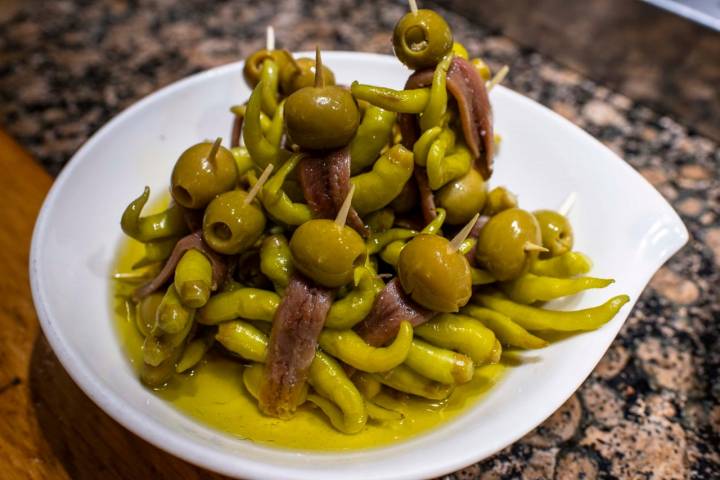 Te podrías comer el plato entero de gildas, pero dejas sitio para probar de todo.