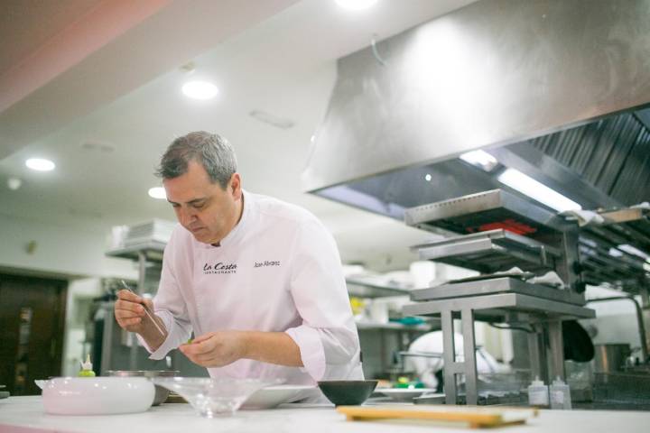 José Álvarez es todo un veterano en la cocina almeriense. Foto: Javier Lozano / Maquinaria Creativos.