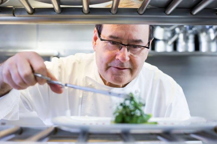 Hilario Arbelaitz emplatando en la cocina del restaurante 'Zuberoa'.