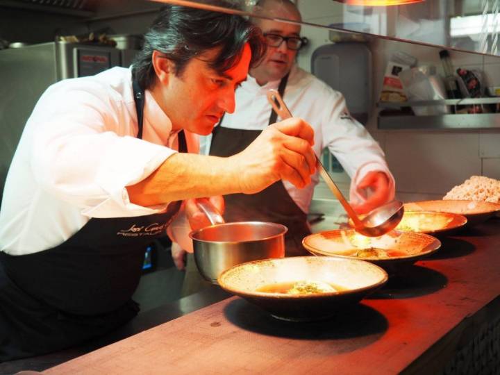 El cocinero José Carlos García en la cocina de su restaurante, en Malaga.