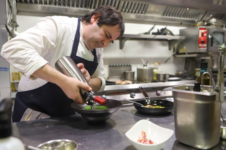 Pablo Loureiro trabajando en la cocina del 'Casa Urola'.