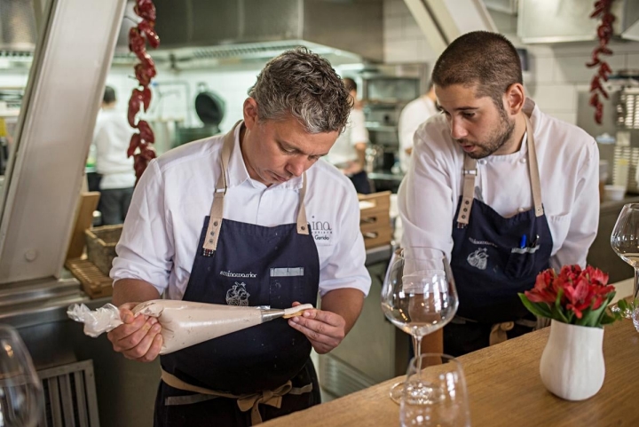 Álvaro Garrido trabajando en la cocina del restaurante Mina