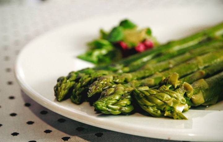 Los espárragos verdes de Aranjuez son una de las verduras favoritas de Rodrigo. Foto: Aguatinta.