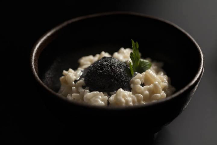 Arroz Idiazabal con alioli negro, una de las tapas de 'A Fuego Negro'. Foto: Facebook 'A Fuego Negro'.