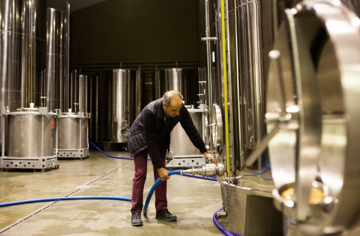 Urzaiz en la bodega de la almazara, donde se almacenan los aceites de 'Artajo'.