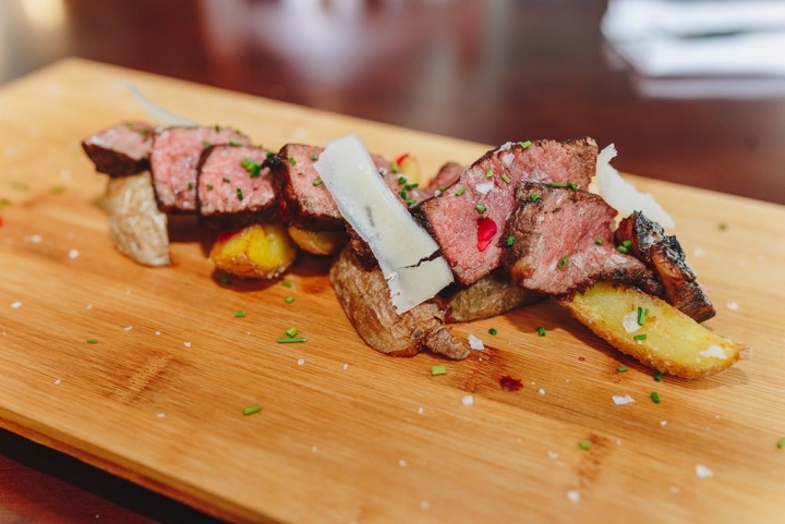 Tataki de presa ibérica lacada con miel de ajo, del restaurante 'La Cepa'.