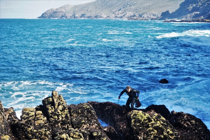 Percebeiros Muxía: equilibrio entre las rocas