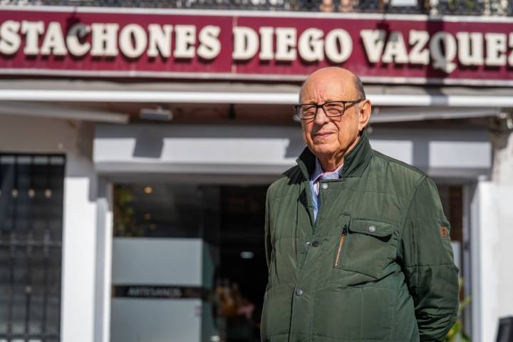 Diego Vázquez padre en frente de la tienda.