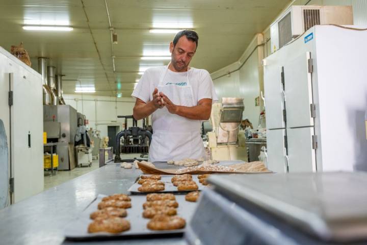 José Diego amasando bollos antes de meterlas al horno. 